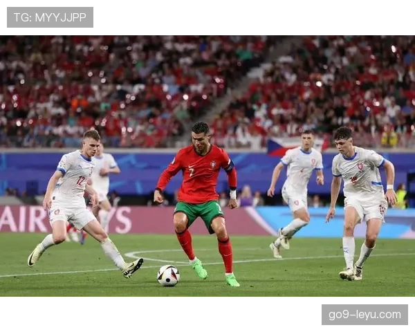 足坛新星闪耀赛场：青年才俊以惊艳表现引全球瞩目