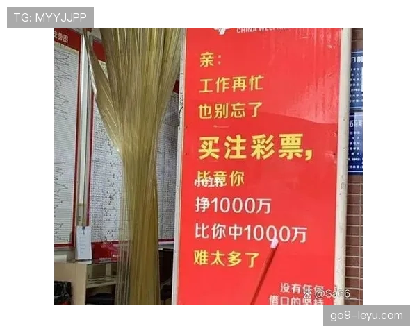 李冰洁地铁站排队吃外卖，手上那只包比我一年工资还贵