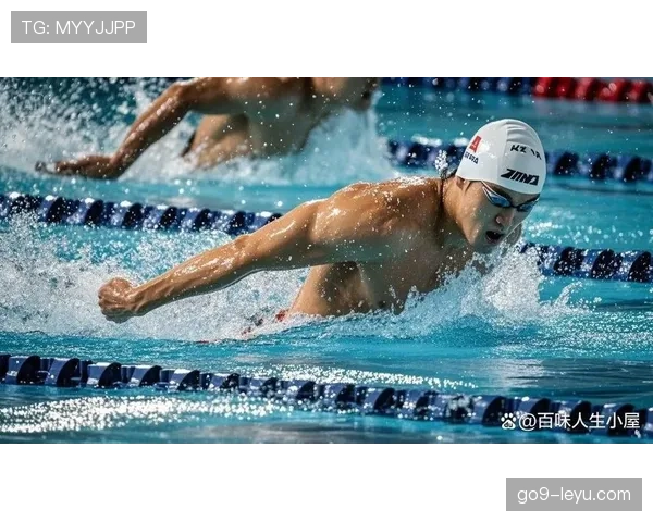 孙杨训练间隙居然光膀子玩手机，这体脂你信么？